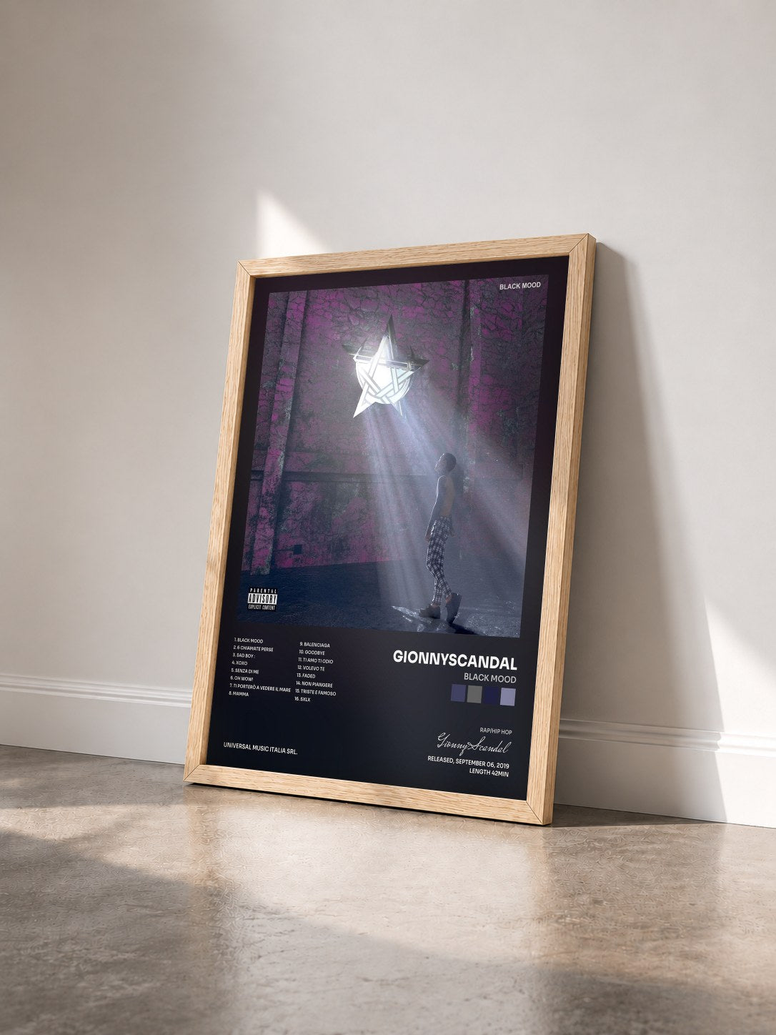#bois Tableau de l'album Black Mood de GionnyScandal vu de trois quarts, cadre en bois brut