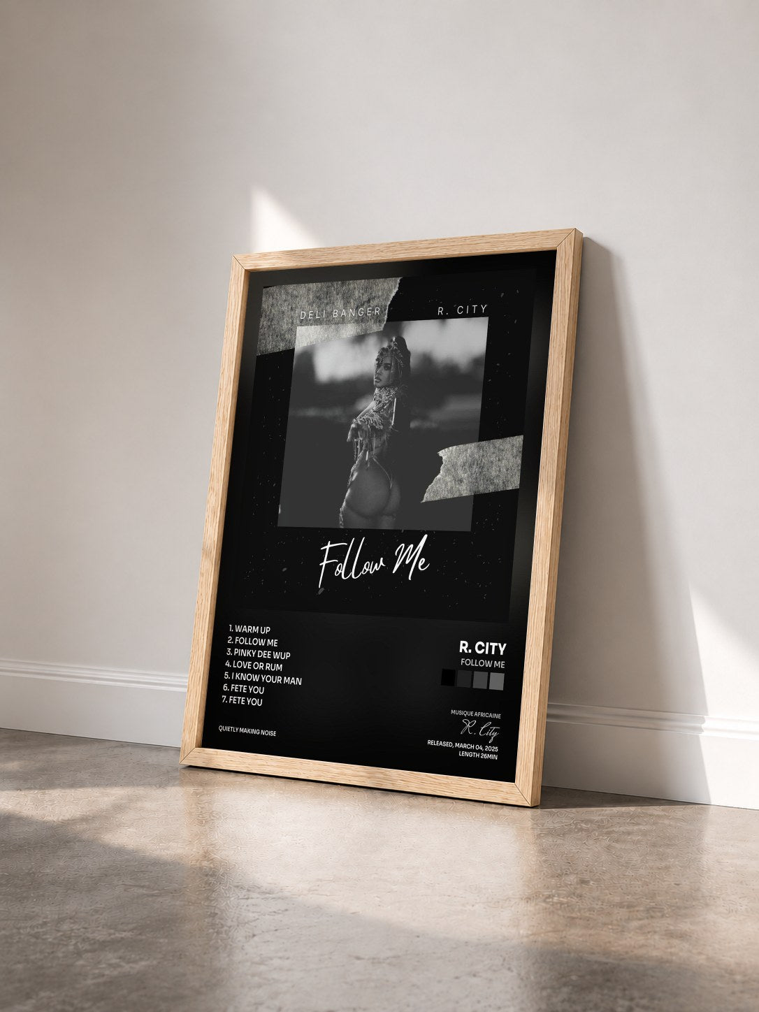 #bois Tableau de l'album Follow Me de R. City vu de trois quarts, cadre en bois brut