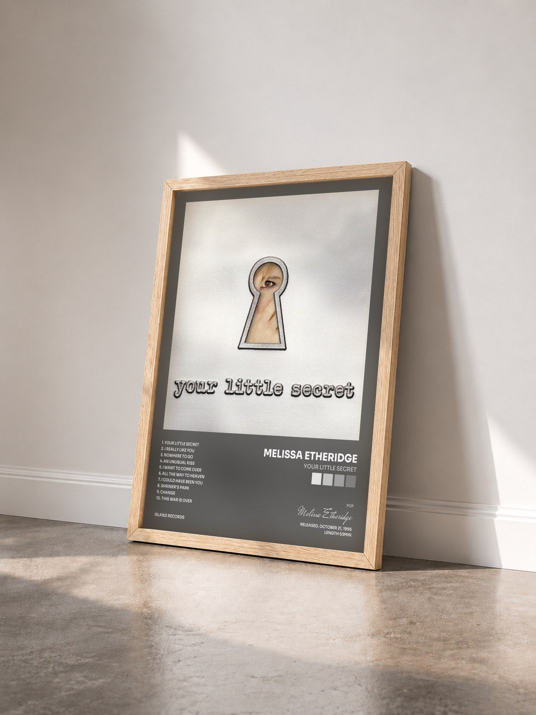 #bois Tableau de l'album Your Little Secret de Melissa Etheridge vu de trois quarts, cadre en bois brut