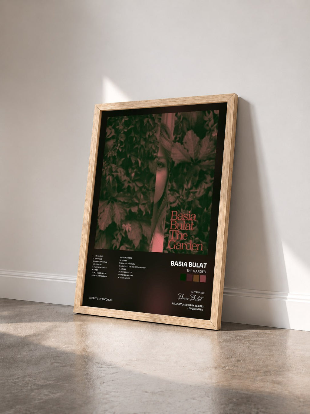 #bois Tableau de l'album The Garden de Basia Bulat vu de trois quarts, cadre en bois brut