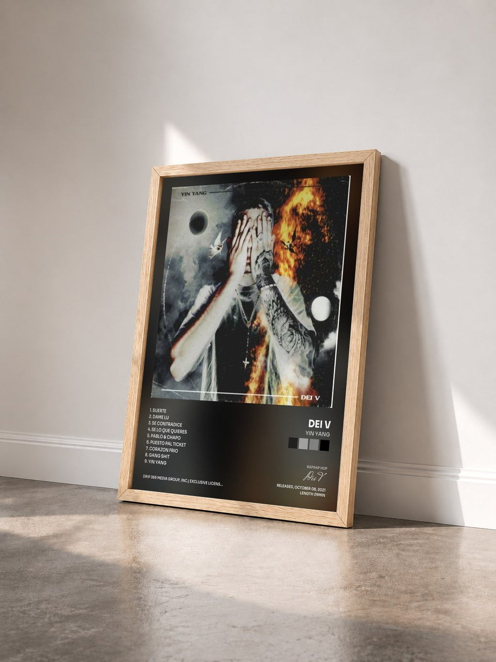 #bois Tableau de l'album Yin Yang de Dei V vu de trois quarts, cadre en bois brut