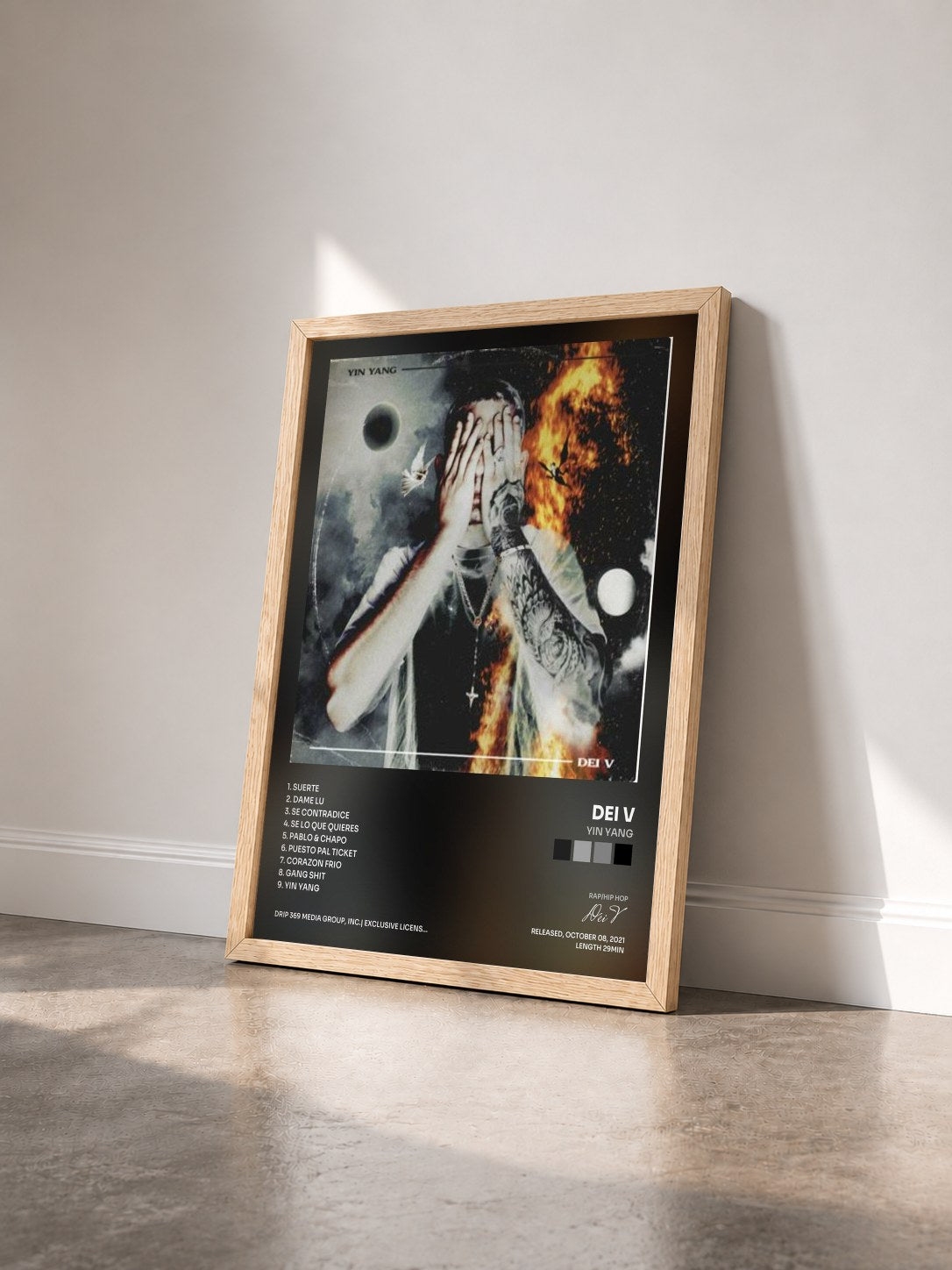 #bois Tableau de l'album Yin Yang de Dei V vu de trois quarts, cadre en bois brut