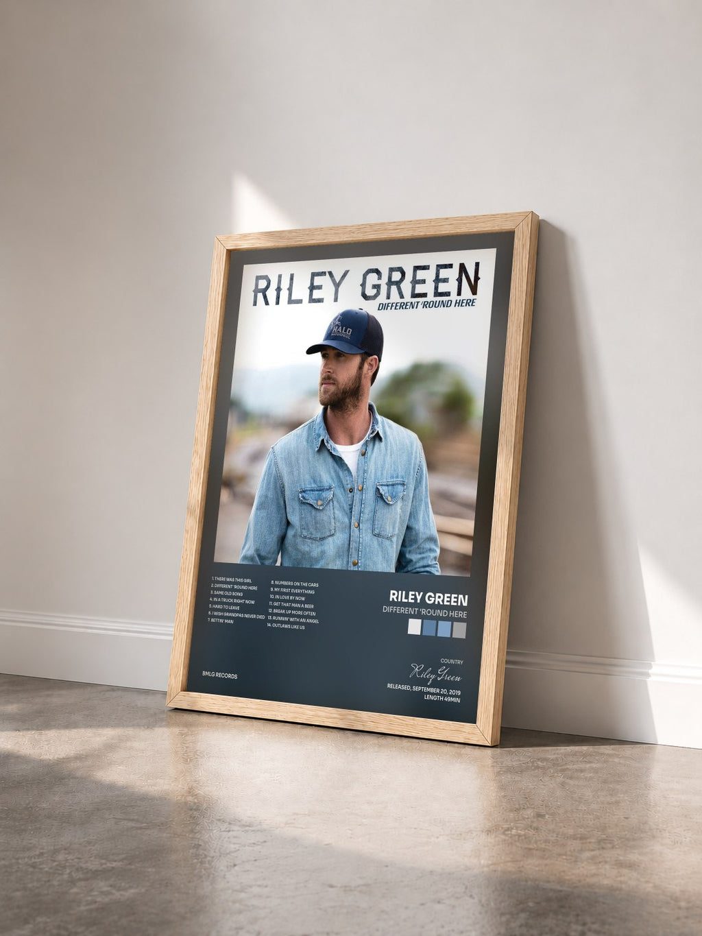 #bois Tableau de l'album Different 'Round Here de Riley Green vu de trois quarts, cadre en bois brut