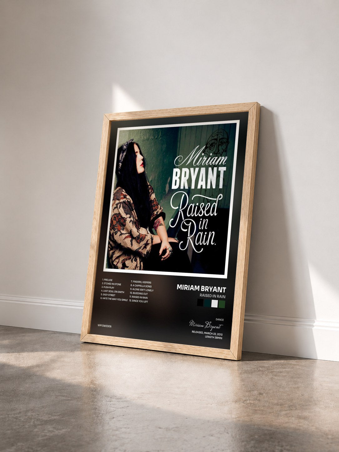 #bois Tableau de l'album Raised in Rain de Miriam Bryant vu de trois quarts, cadre en bois brut