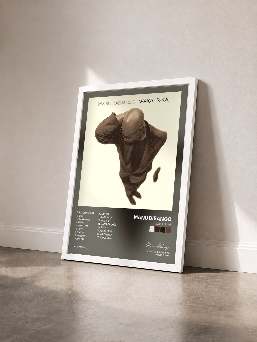 #blanc Tableau de l'album Wakafrika de Manu Dibango vu de trois quarts, cadre blanc