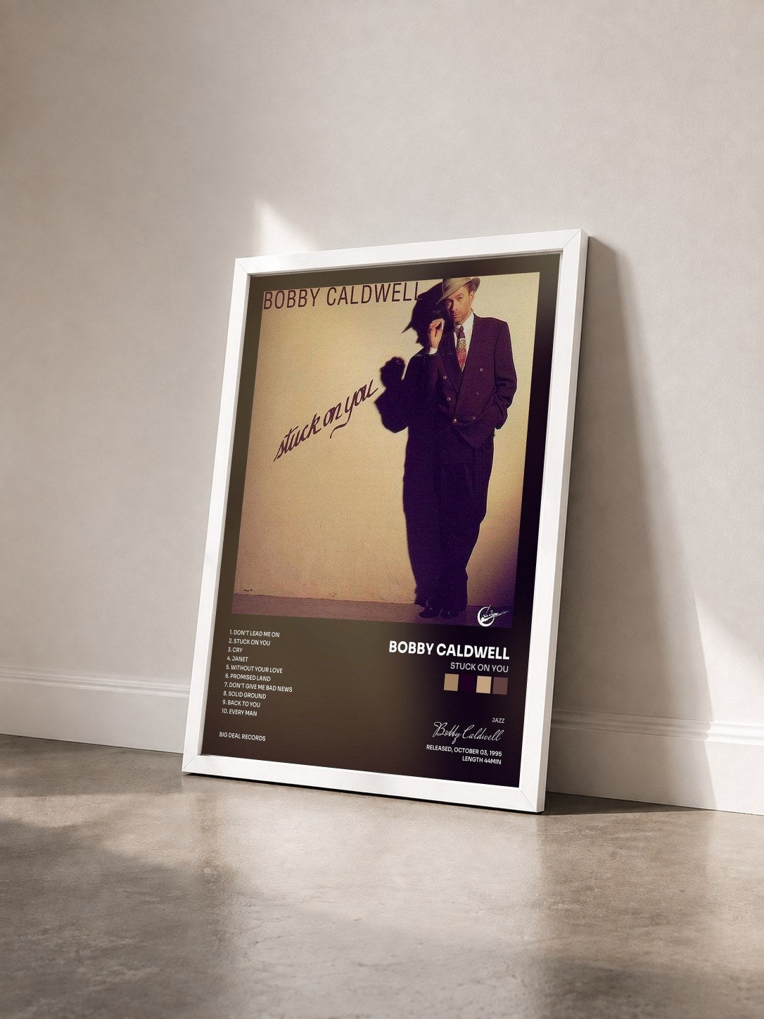 #blanc Tableau de l'album Stuck on You de Bobby Caldwell vu de trois quarts, cadre blanc