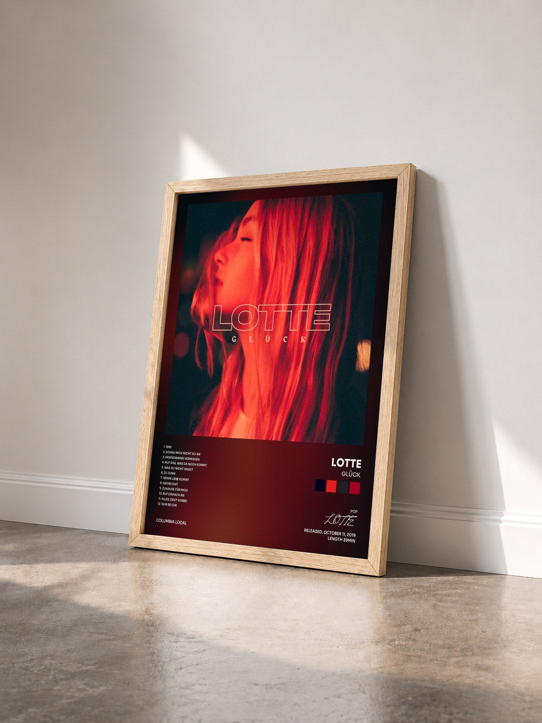 #bois Tableau de l'album Glück de LOTTE vu de trois quarts, cadre en bois brut