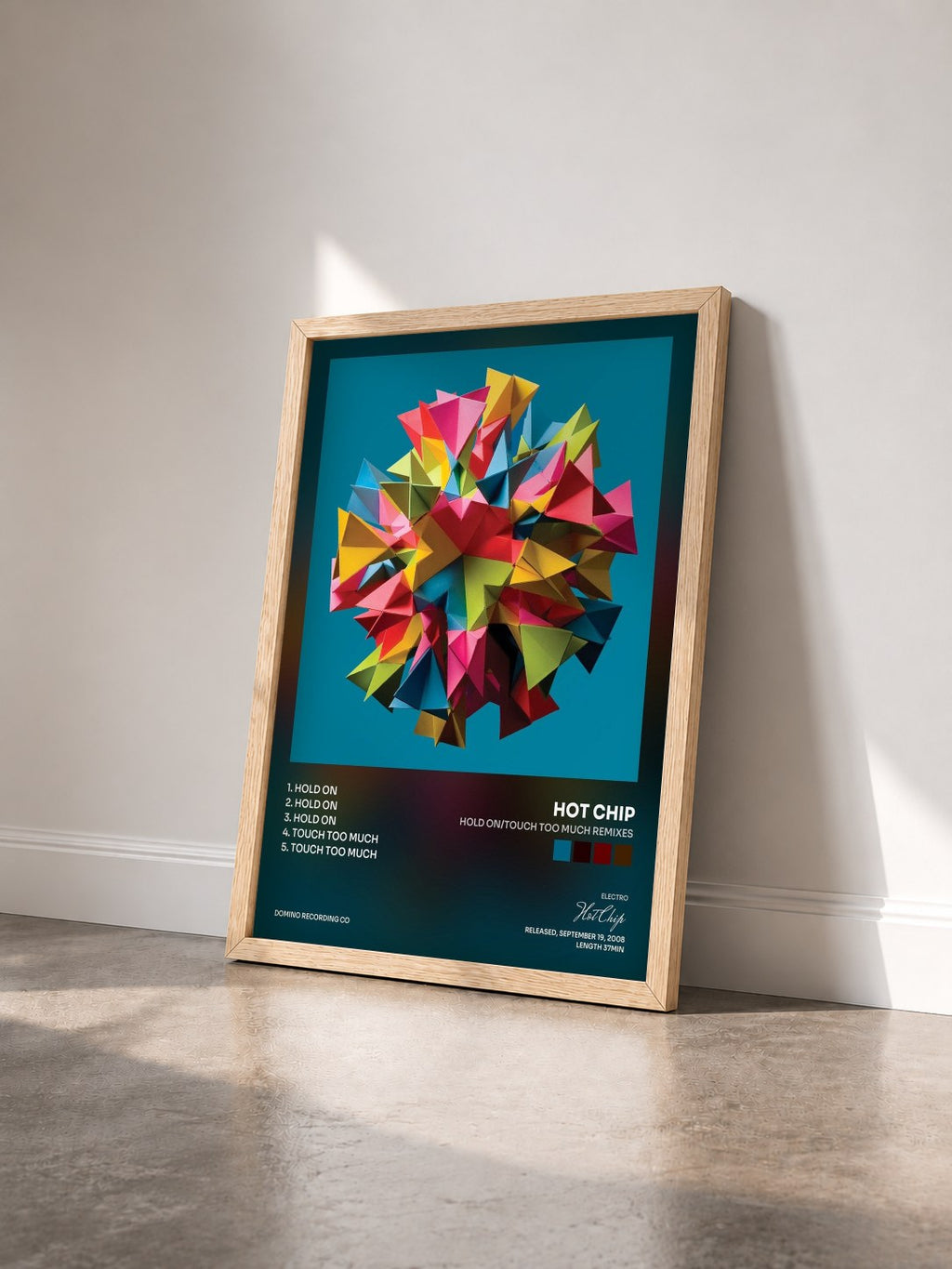 #bois Tableau de l'album Hold On/Touch Too Much Remixes de Hot Chip vu de trois quarts, cadre en bois brut