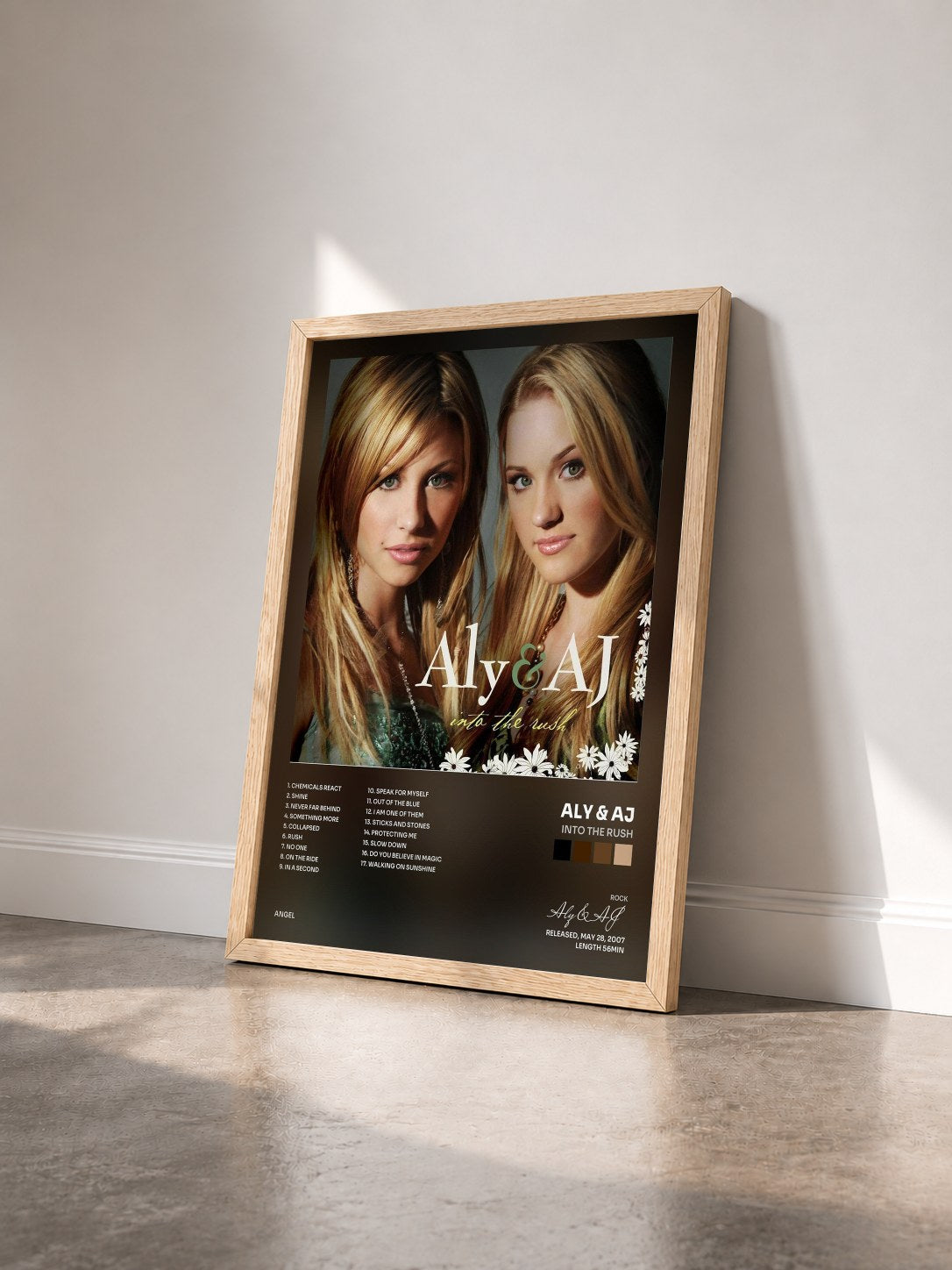#bois Tableau de l'album Into The Rush de Aly & AJ vu de trois quarts, cadre en bois brut