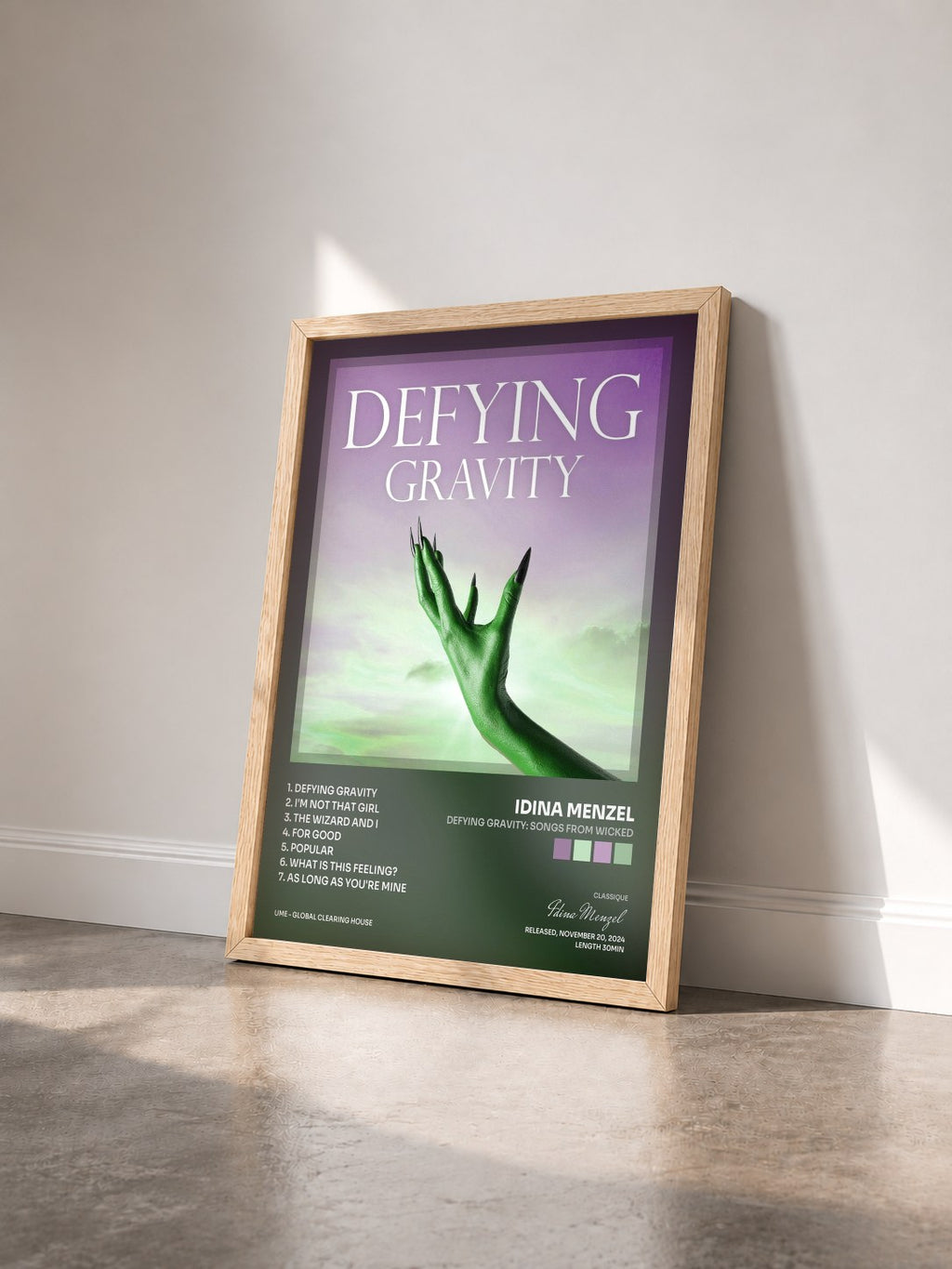 #bois Tableau de l'album Defying Gravity: Songs from Wicked de Idina Menzel vu de trois quarts, cadre en bois brut