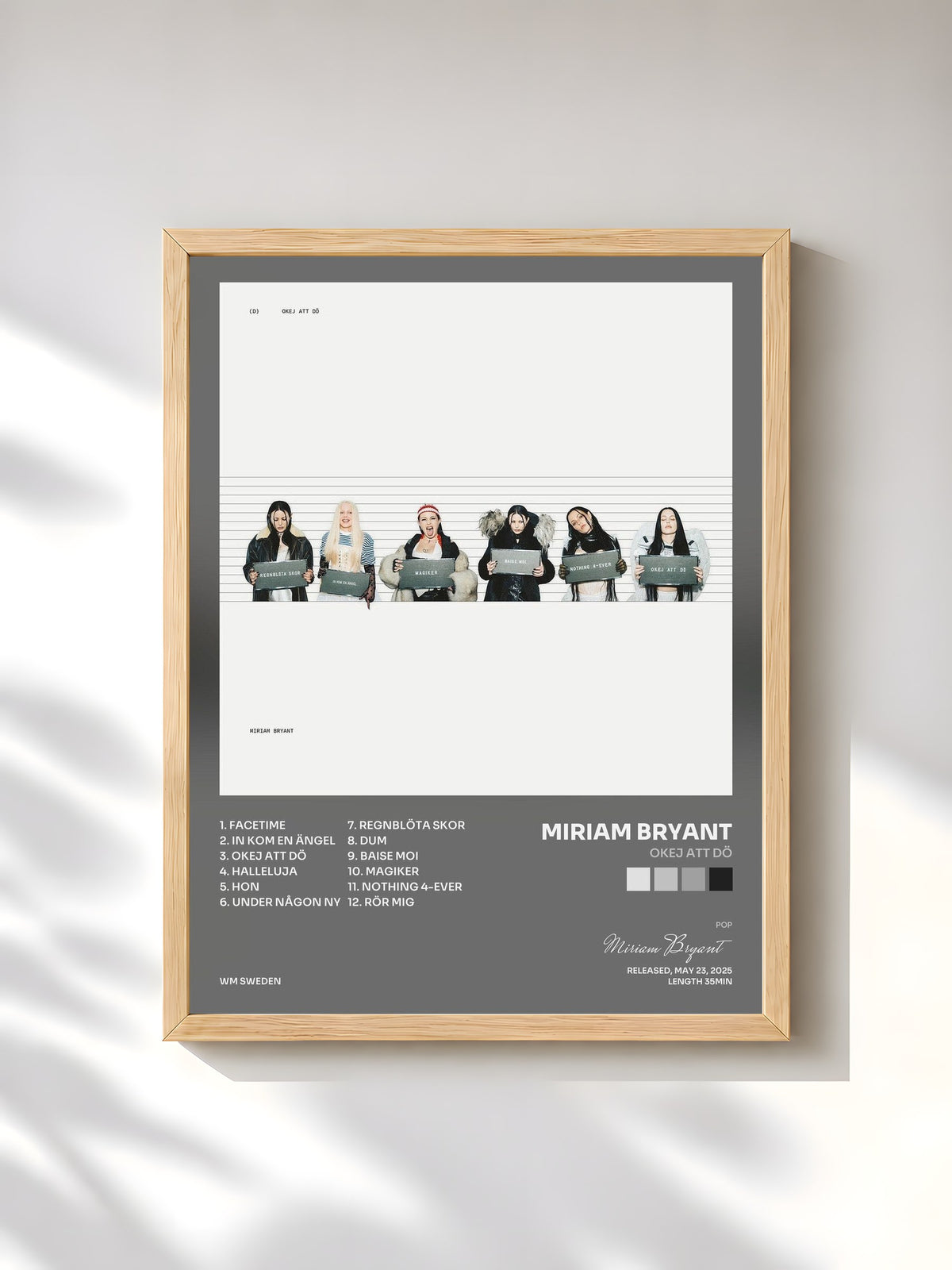 #bois Tableau de l'album Okej att dö de Miriam Bryant, cadre en bois brut, imprimé et encadré en France