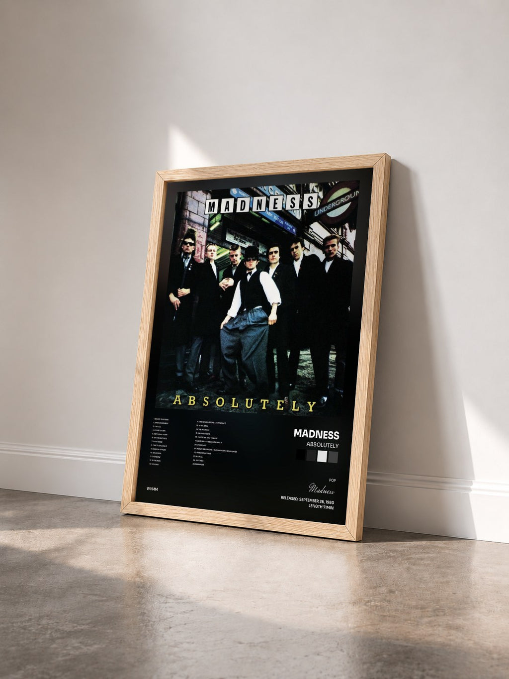 #bois Tableau de l'album Absolutely de Madness vu de trois quarts, cadre en bois brut
