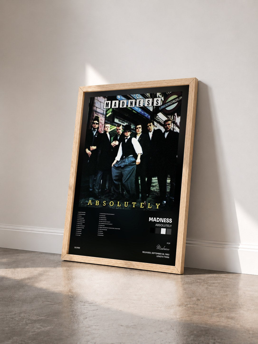 #bois Tableau de l'album Absolutely de Madness vu de trois quarts, cadre en bois brut
