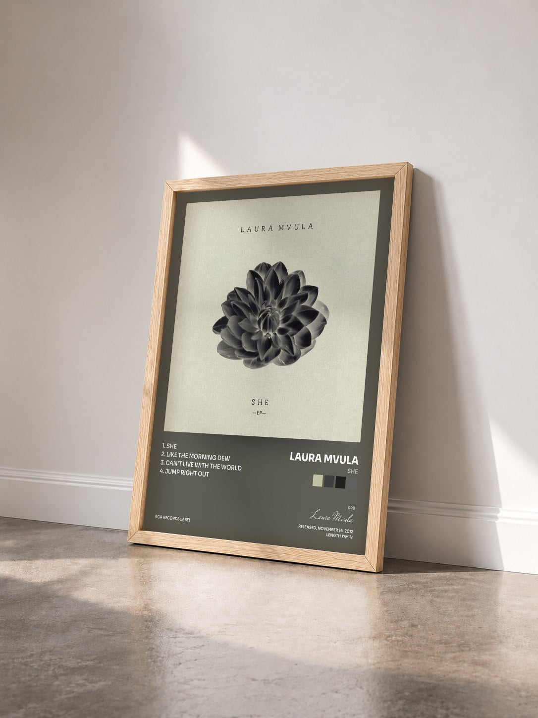 #bois Tableau de l'album She de Laura Mvula vu de trois quarts, cadre en bois brut