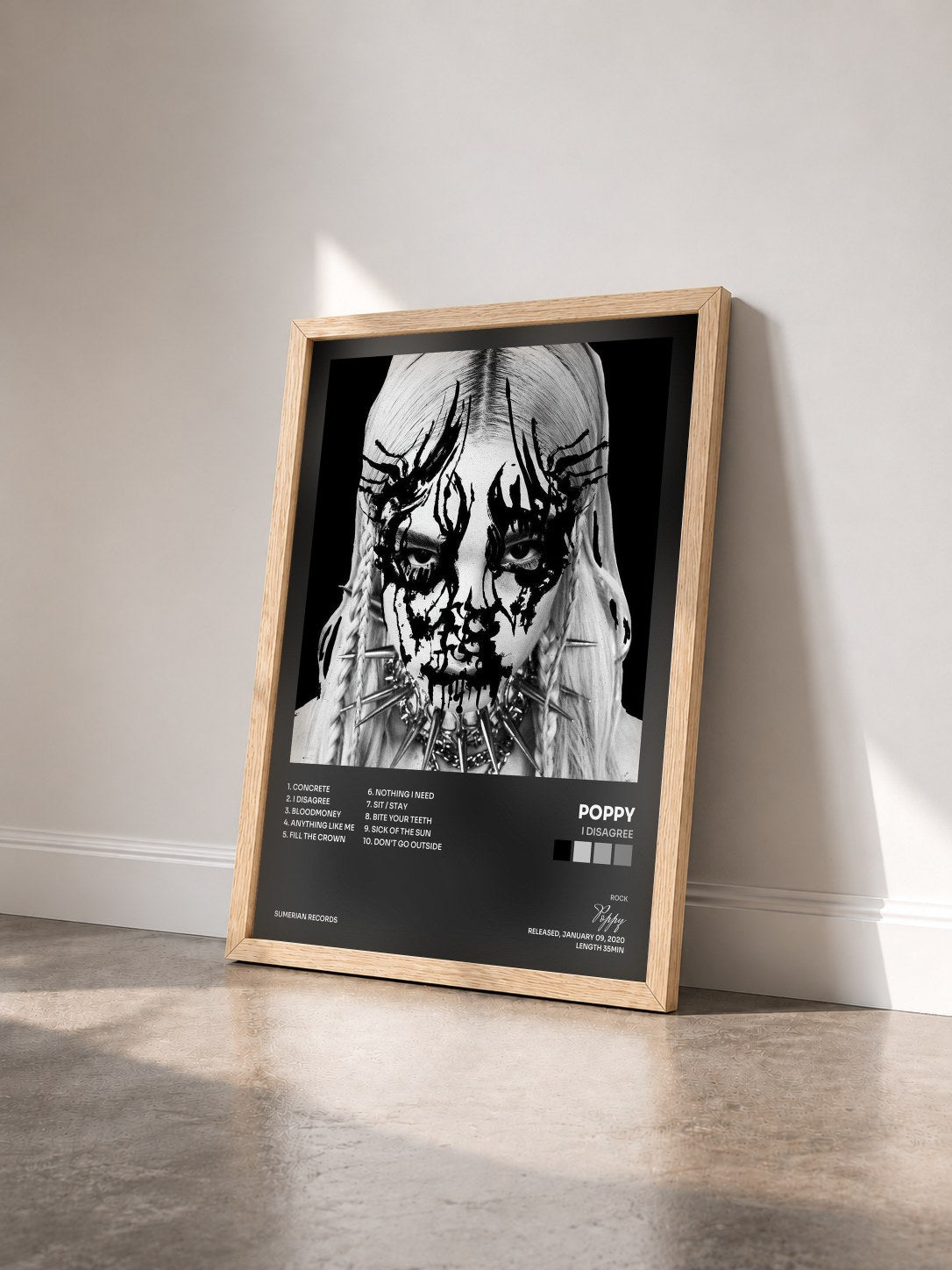 #bois Tableau de l'album I Disagree de Poppy vu de trois quarts, cadre en bois brut