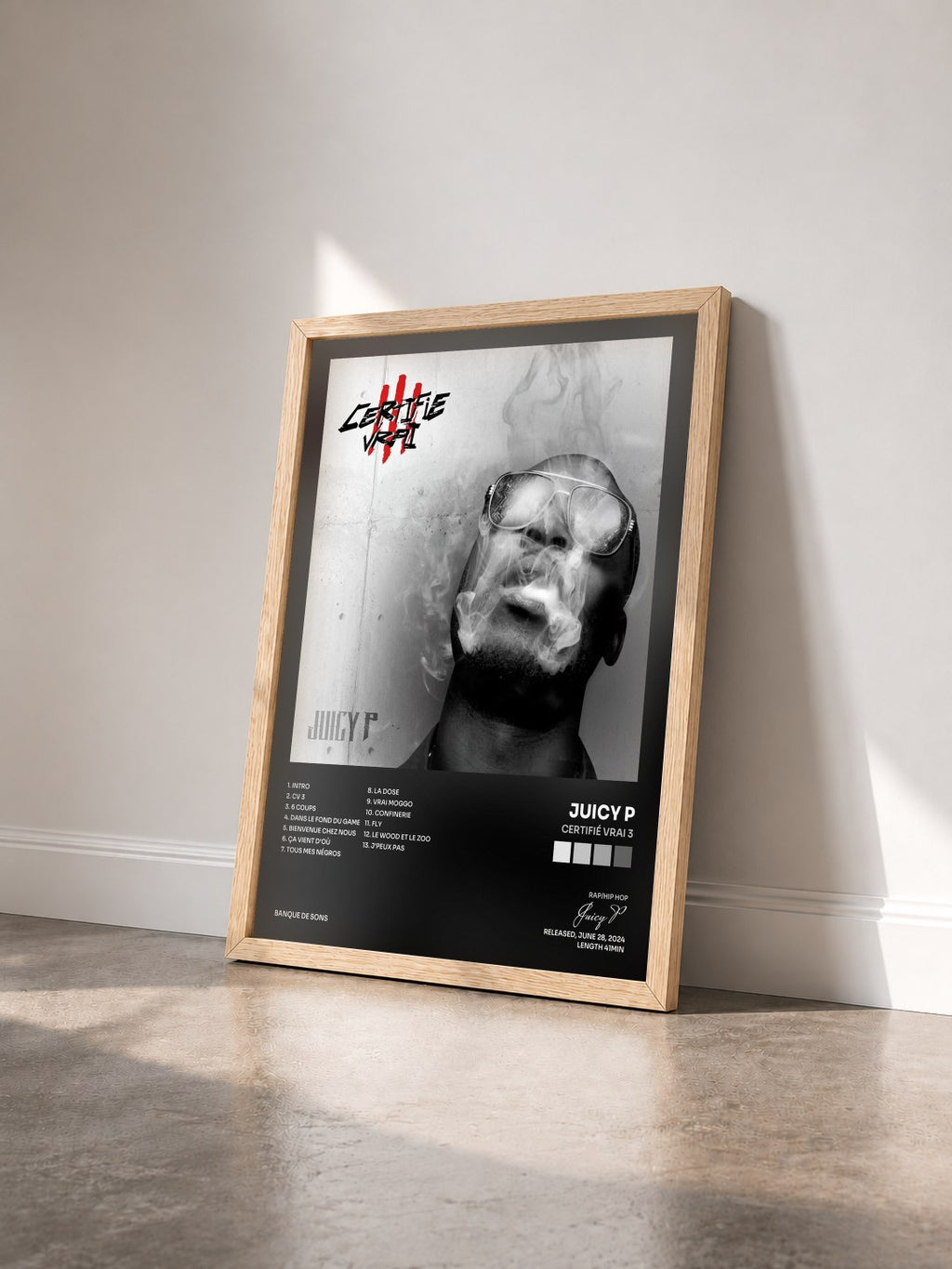 #bois Tableau de l'album Certifié Vrai 3 de Juicy P vu de trois quarts, cadre en bois brut