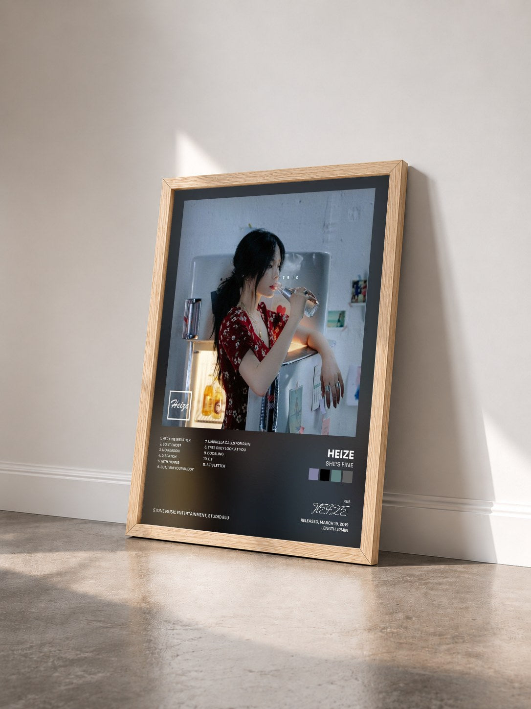 #bois Tableau de l'album She′s Fine de HEIZE vu de trois quarts, cadre en bois brut
