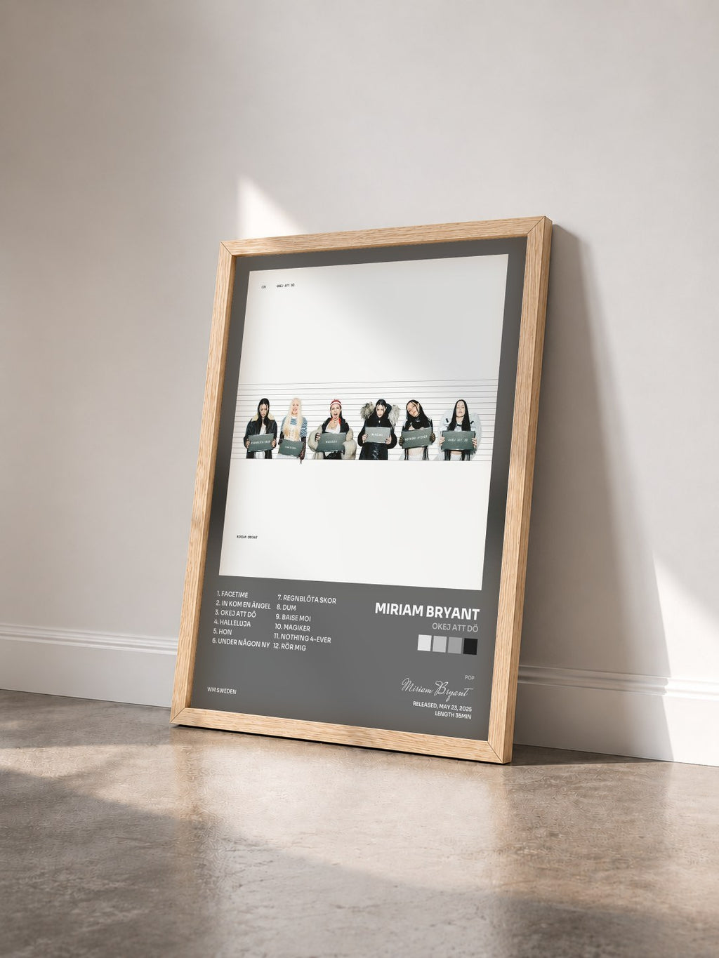 #bois Tableau de l'album Okej att dö de Miriam Bryant vu de trois quarts, cadre en bois brut