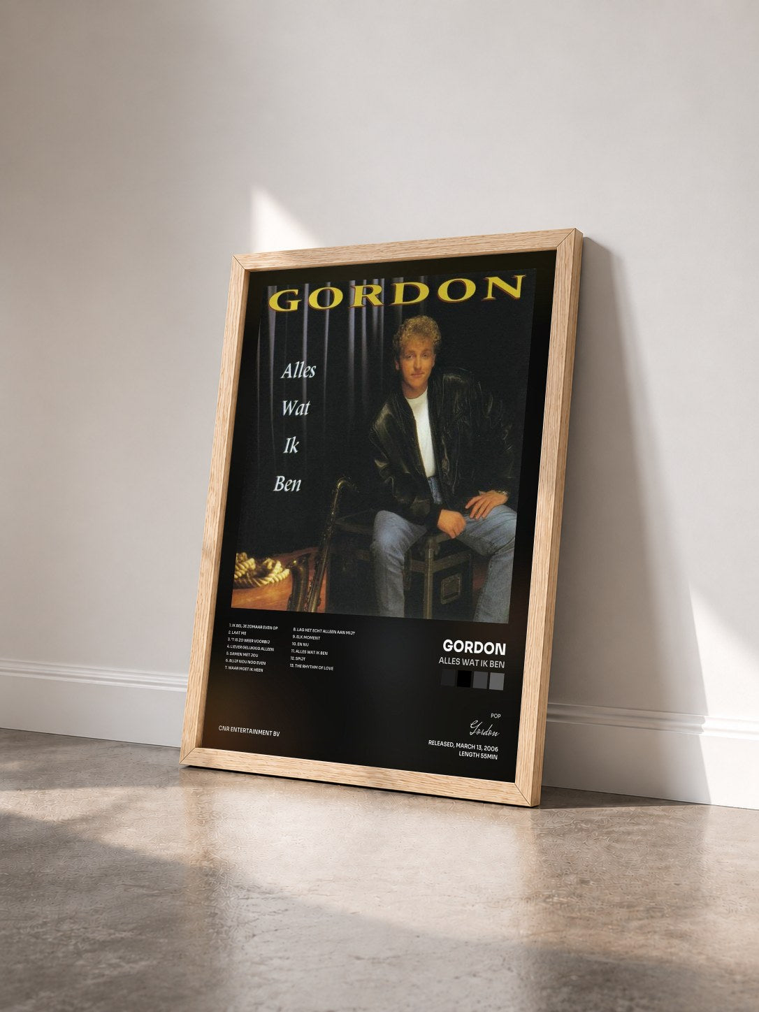 #bois Tableau de l'album Alles Wat Ik Ben de Gordon vu de trois quarts, cadre en bois brut