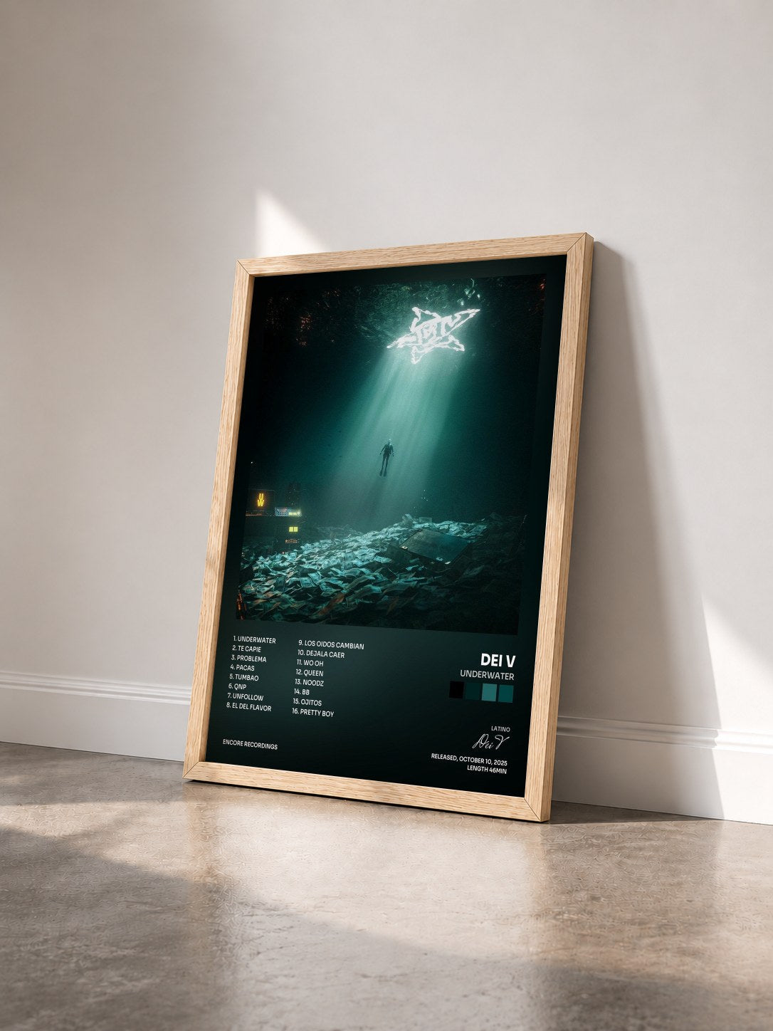 #bois Tableau de l'album Underwater de Dei V vu de trois quarts, cadre en bois brut