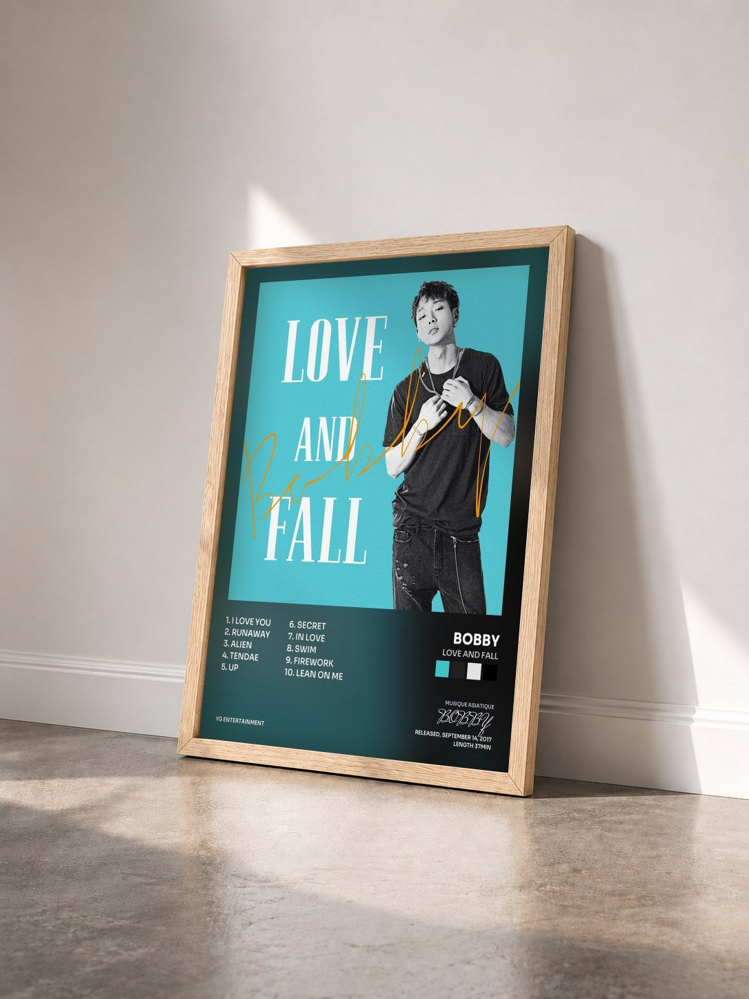 #bois Tableau de l'album LOVE AND FALL de BOBBY vu de trois quarts, cadre en bois brut