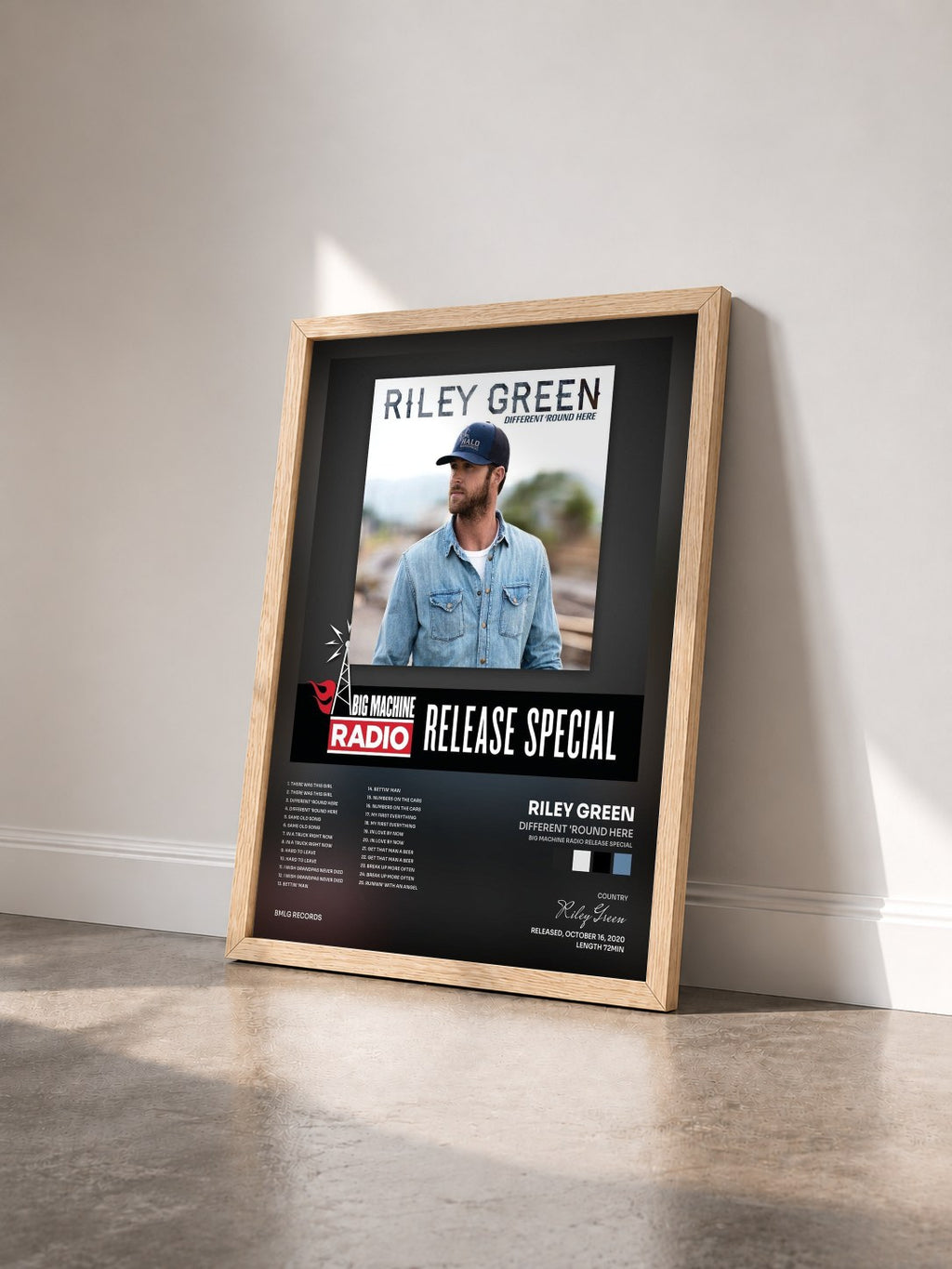 #bois Tableau de l'album Different 'Round Here (Big Machine Radio Release Special) de Riley Green vu de trois quarts, cadre en bois brut