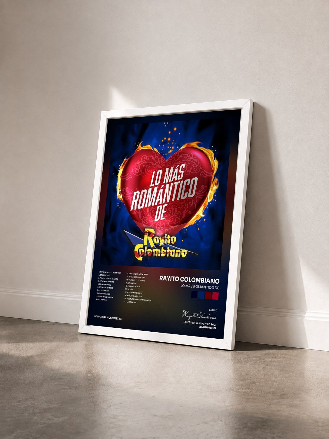 #blanc Tableau de l'album Lo Más Romántico De de Rayito Colombiano vu de trois quarts, cadre blanc