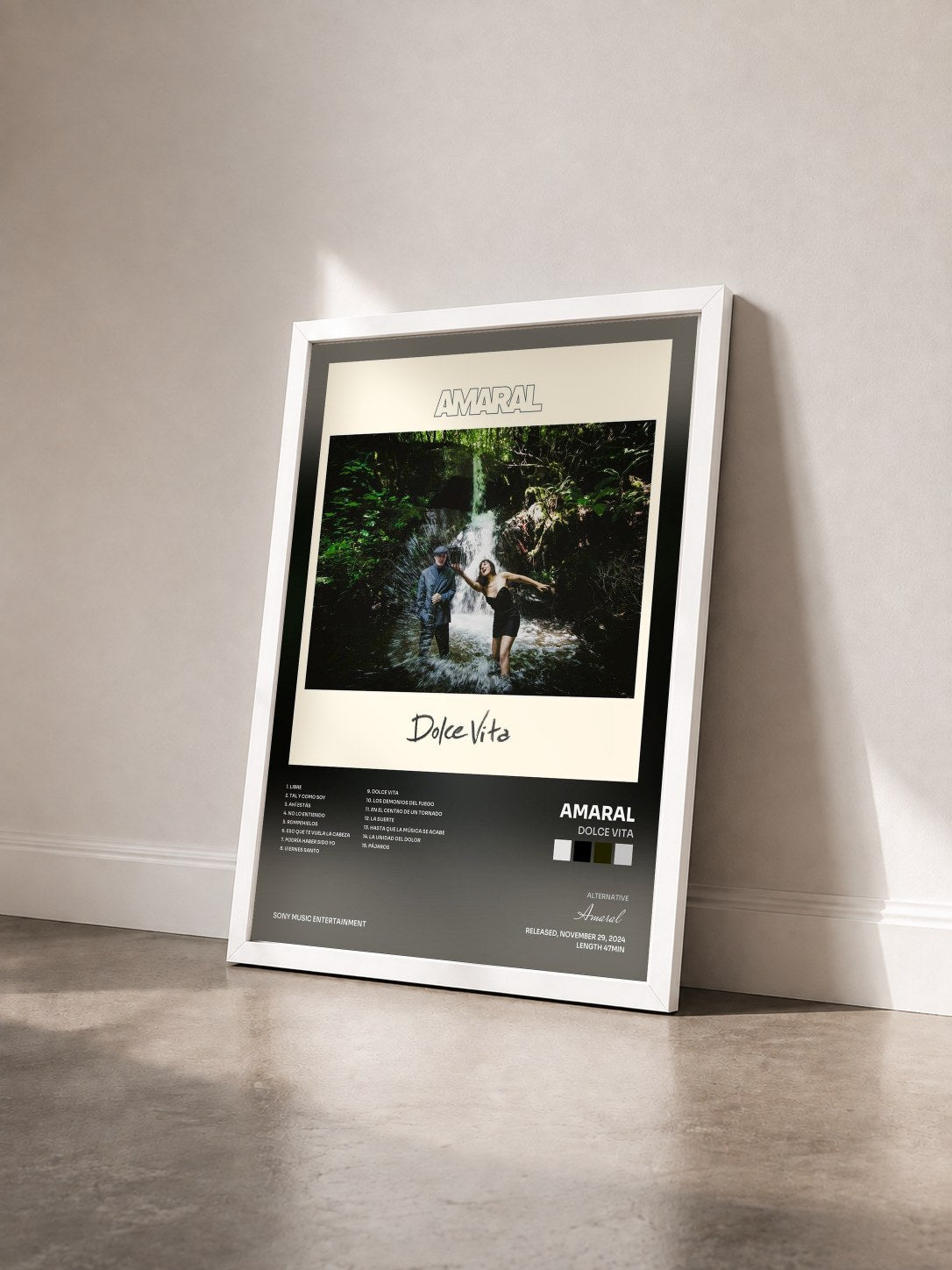 #blanc Tableau de l'album Dolce Vita de Amaral vu de trois quarts, cadre blanc