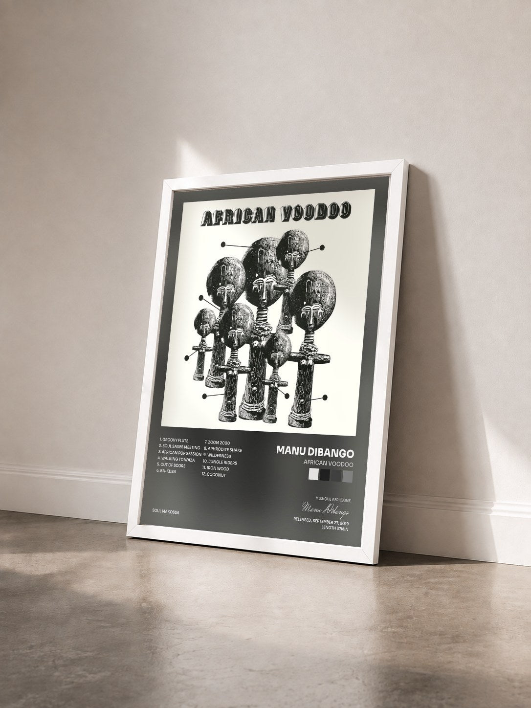 #blanc Tableau de l'album African Voodoo de Manu Dibango vu de trois quarts, cadre blanc