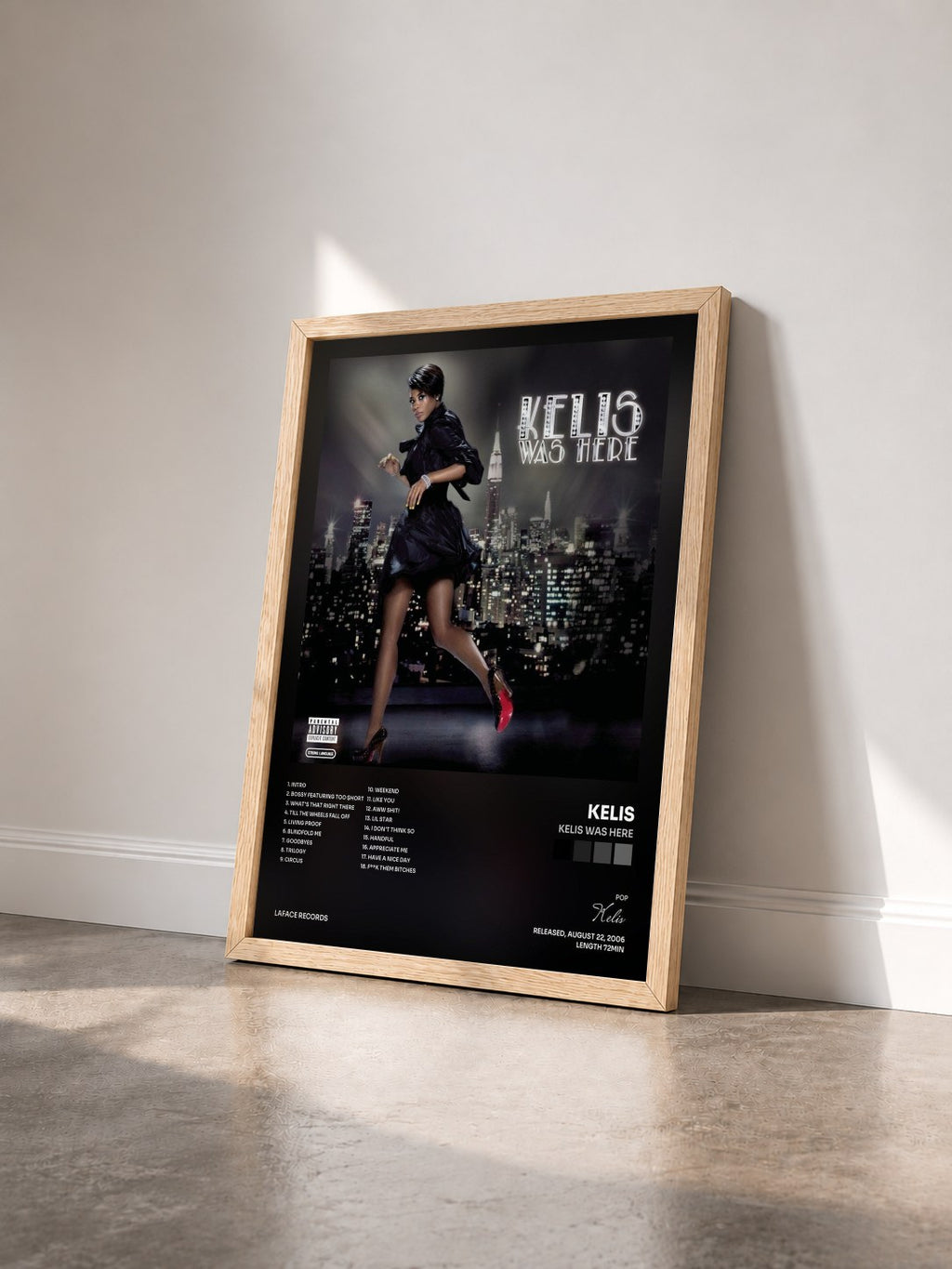 #bois Tableau de l'album Kelis Was Here de Kelis vu de trois quarts, cadre en bois brut