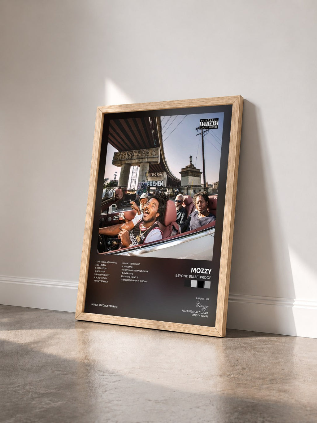 #bois Tableau de l'album Beyond Bulletproof de Mozzy vu de trois quarts, cadre en bois brut