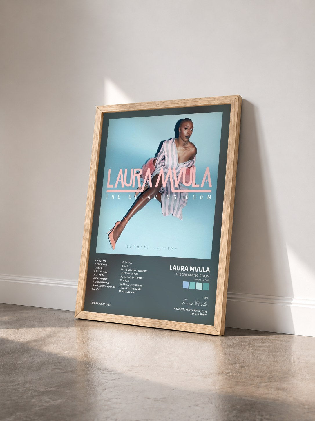 #bois Tableau de l'album The Dreaming Room (Special Edition) de Laura Mvula vu de trois quarts, cadre en bois brut