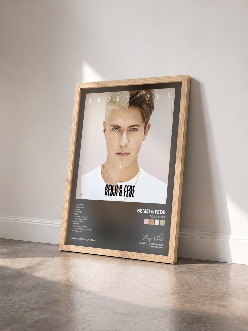 #bois Tableau de l'album Good Vibes de Benji & Fede vu de trois quarts, cadre en bois brut