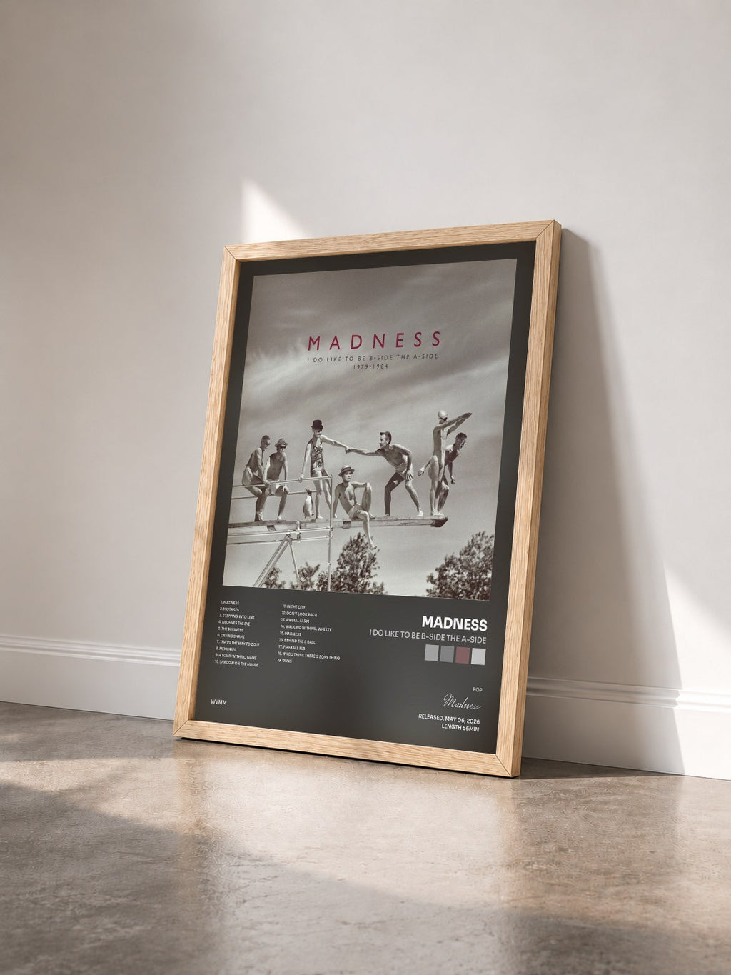 #bois Tableau de l'album I Do Like To Be B-Side The A-Side de Madness vu de trois quarts, cadre en bois brut