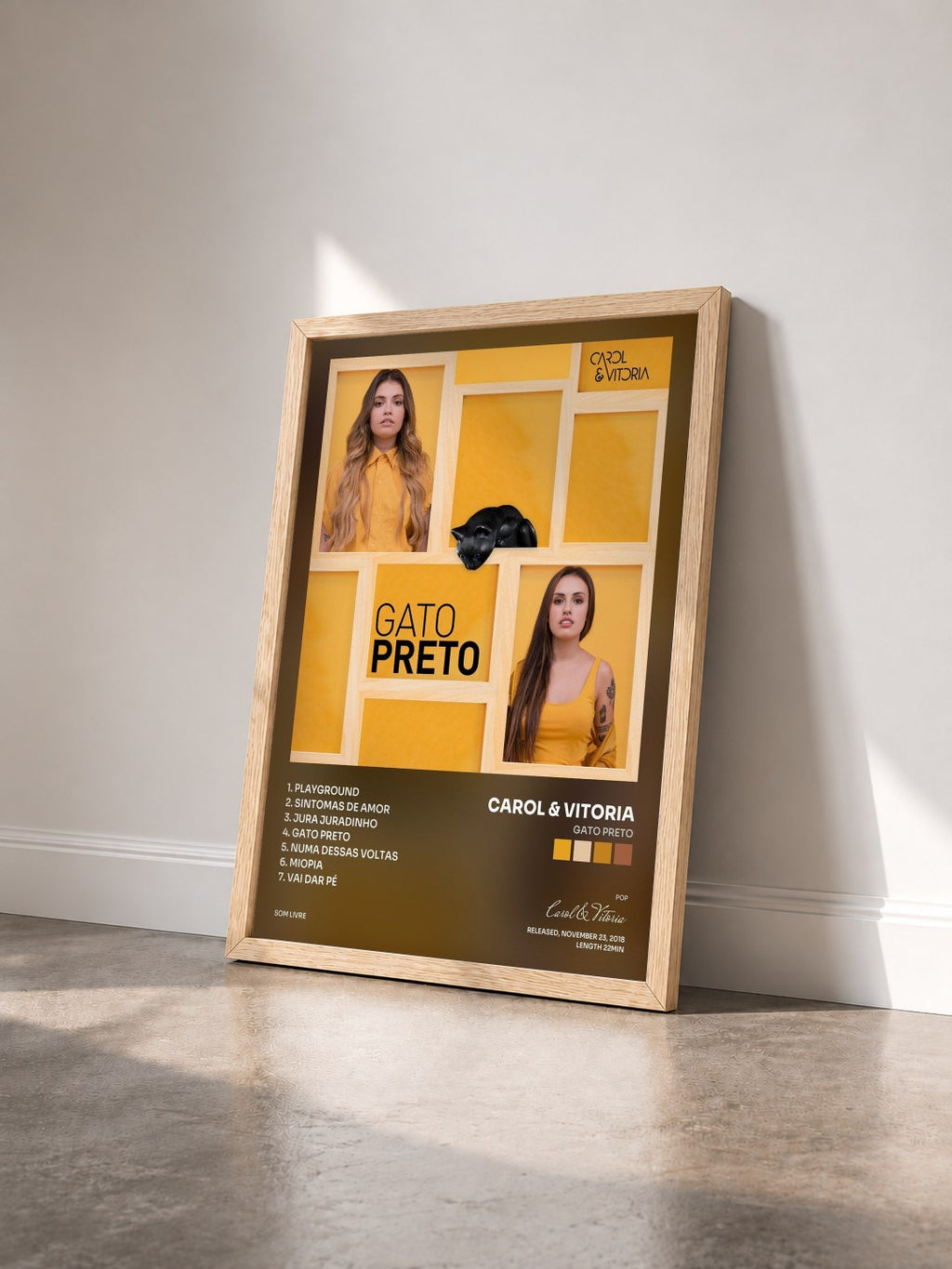#bois Tableau de l'album Gato Preto de Carol & Vitoria vu de trois quarts, cadre en bois brut