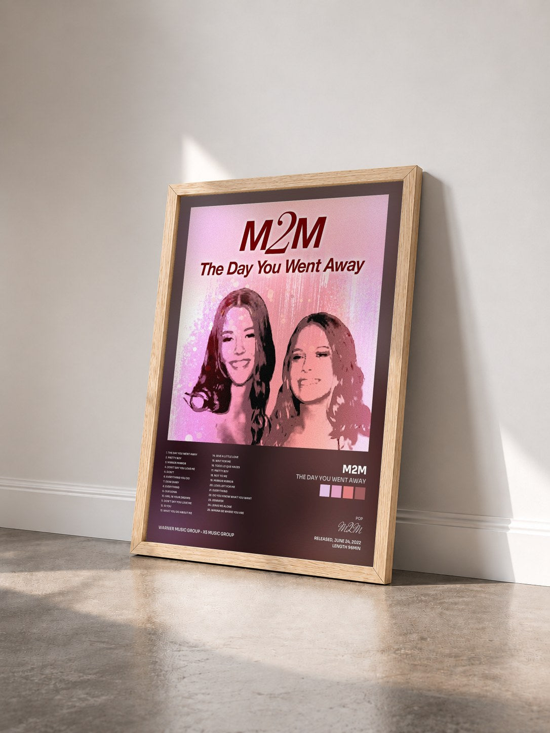 #bois Tableau de l'album The Day You Went Away de M2M vu de trois quarts, cadre en bois brut