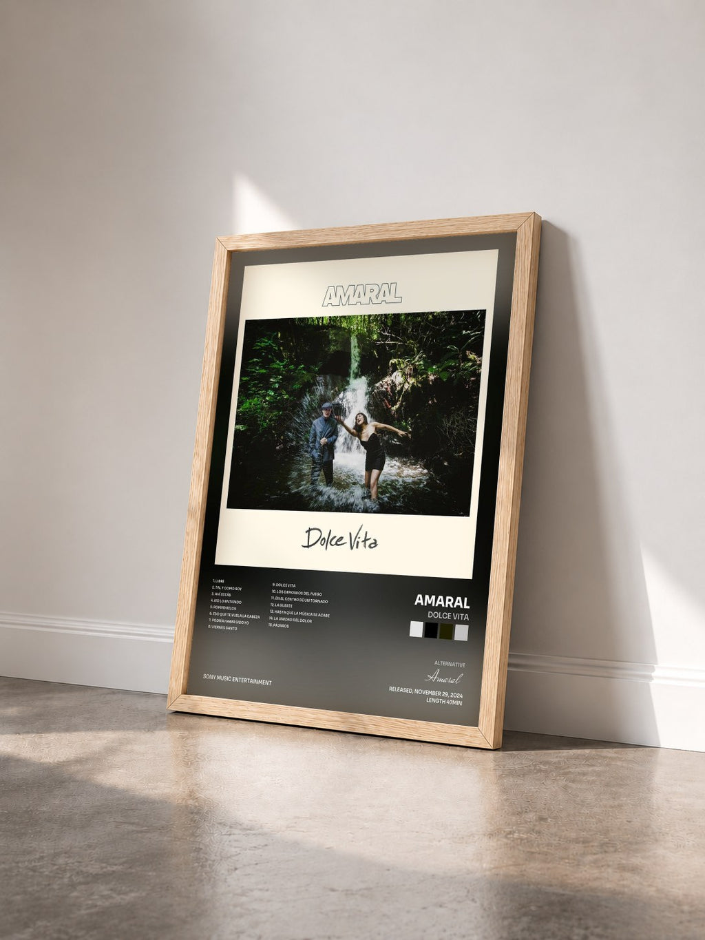 #bois Tableau de l'album Dolce Vita de Amaral vu de trois quarts, cadre en bois brut