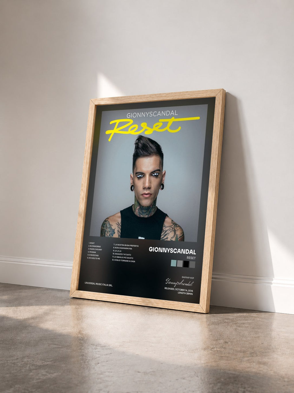 #bois Tableau de l'album Reset de GionnyScandal vu de trois quarts, cadre en bois brut