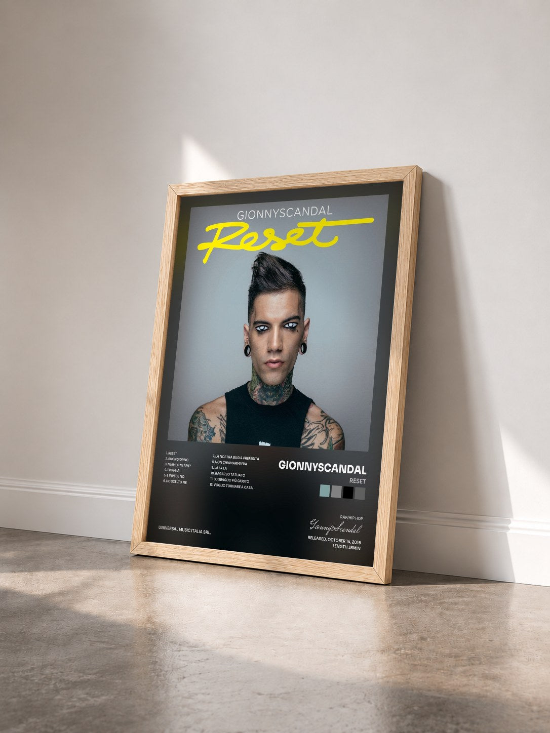 #bois Tableau de l'album Reset de GionnyScandal vu de trois quarts, cadre en bois brut