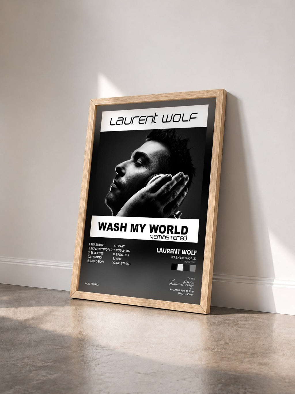 #bois Tableau de l'album Wash My World (Remastered) de Laurent Wolf vu de trois quarts, cadre en bois brut