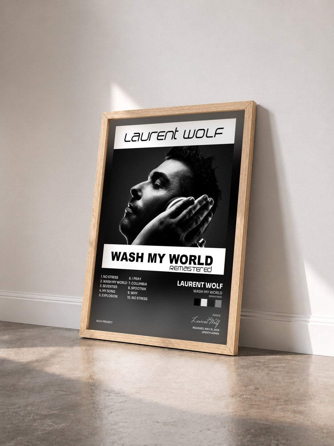 #bois Tableau de l'album Wash My World (Remastered) de Laurent Wolf vu de trois quarts, cadre en bois brut