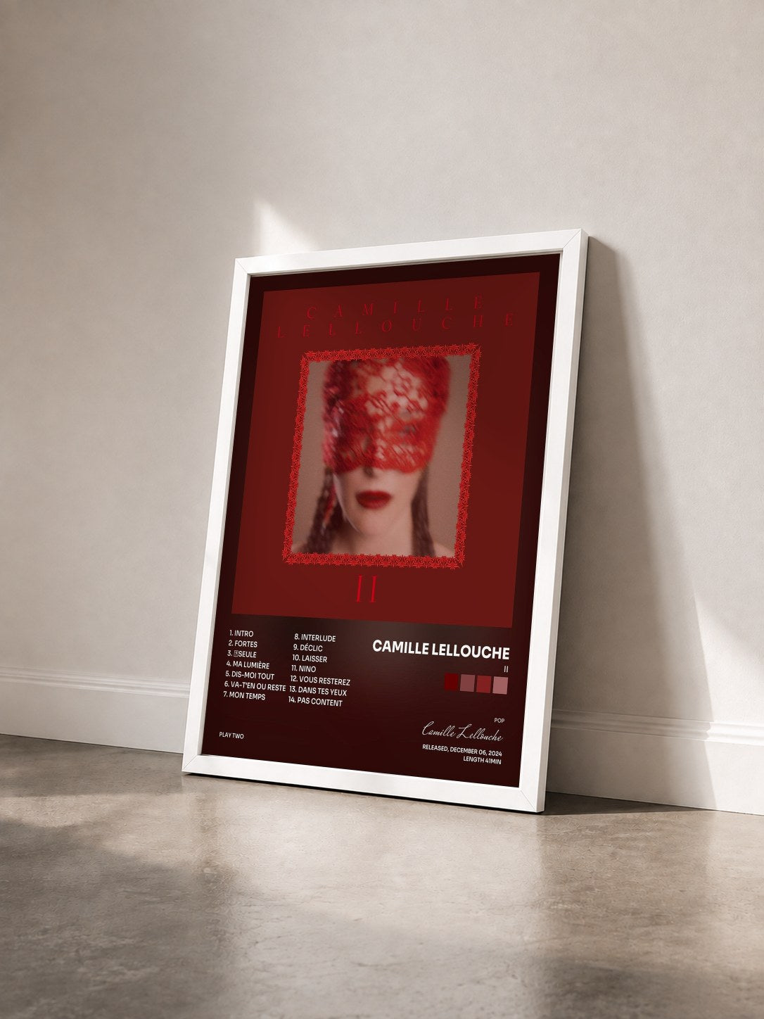 #blanc Tableau de l'album II de Camille Lellouche vu de trois quarts, cadre blanc