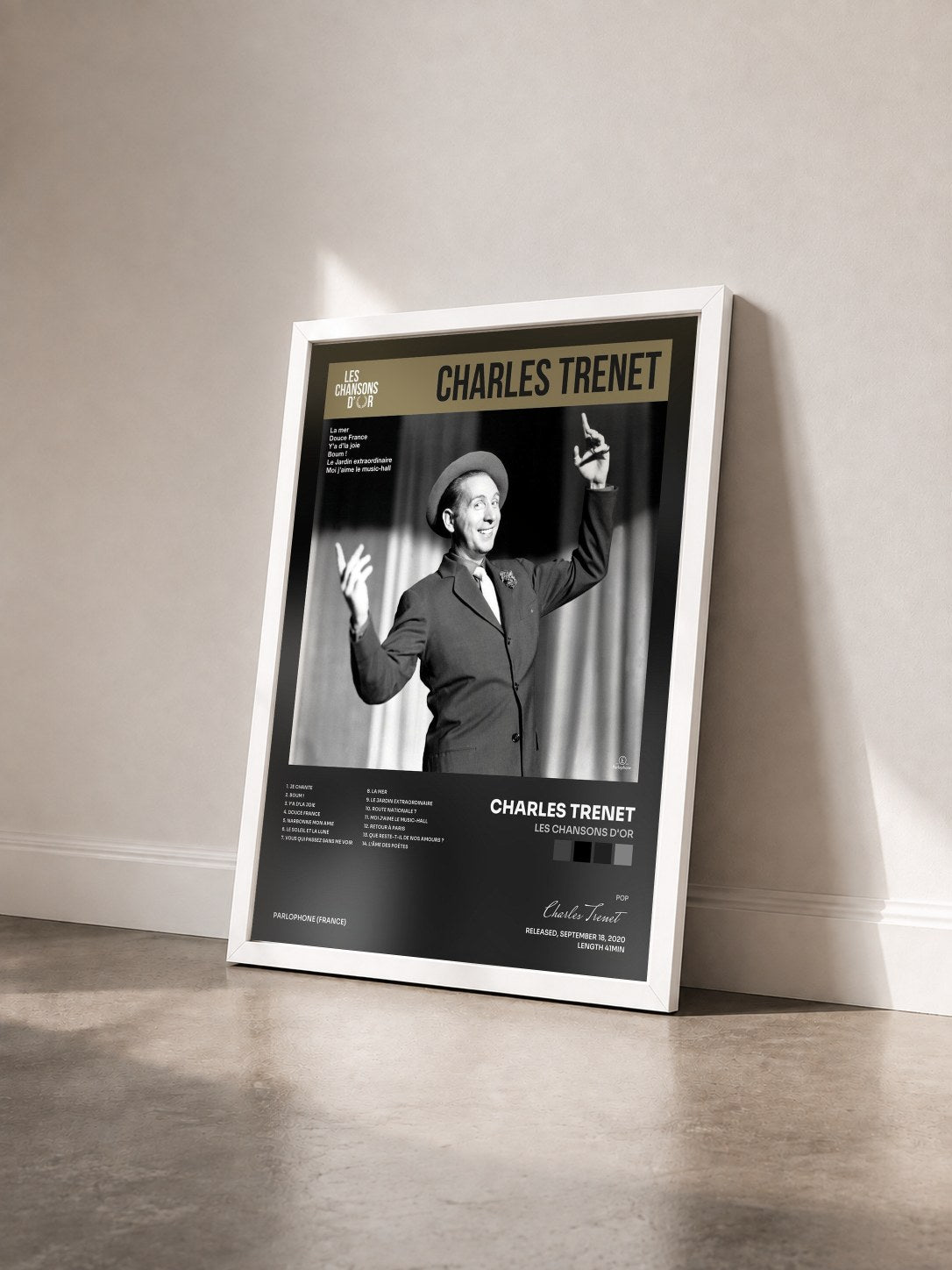 #blanc Tableau de l'album Les chansons d'or de Charles Trenet vu de trois quarts, cadre blanc