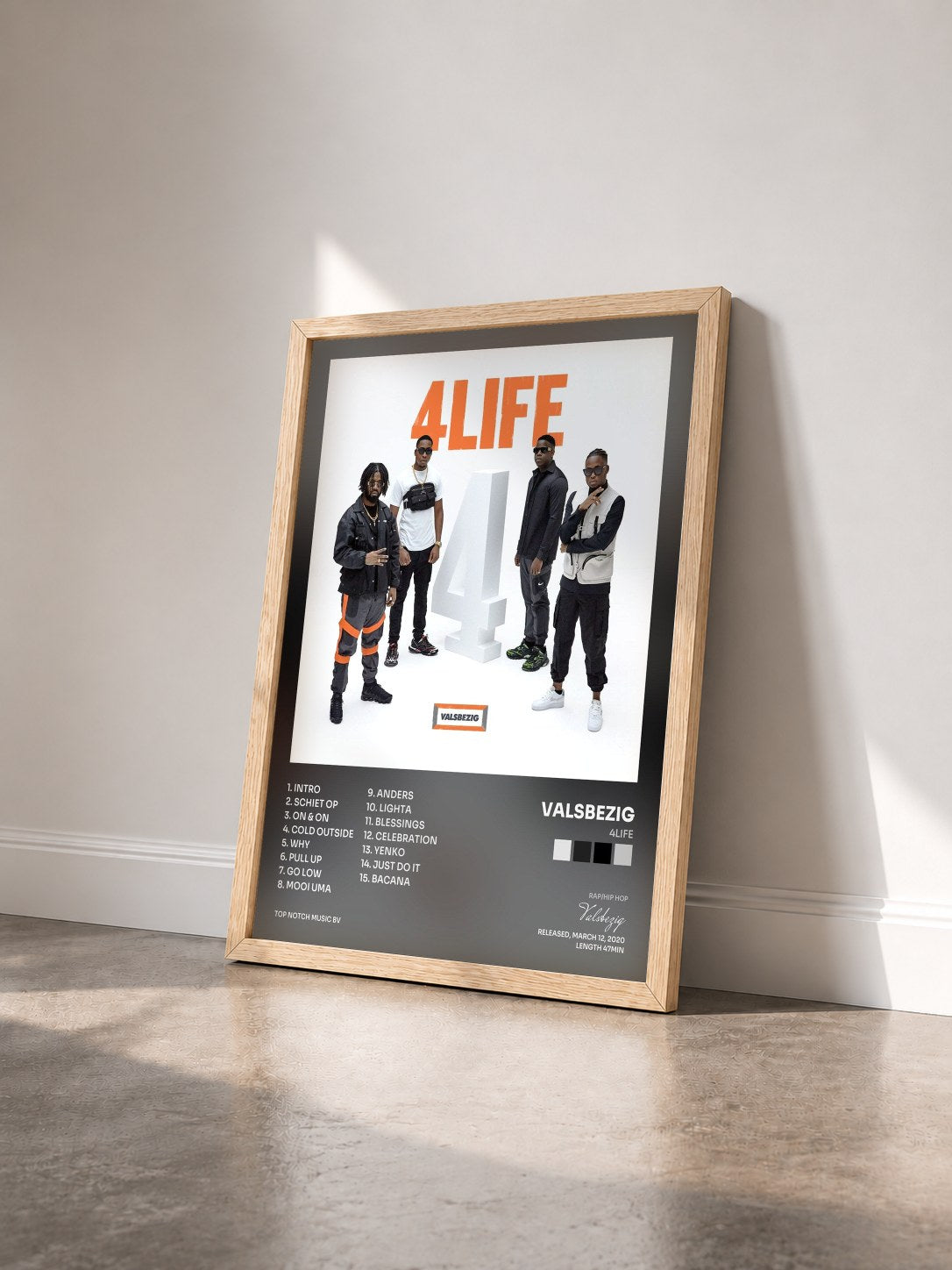 #bois Tableau de l'album 4LIFE de Valsbezig vu de trois quarts, cadre en bois brut