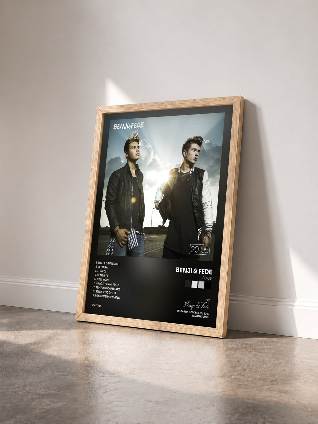 #bois Tableau de l'album 20:05 de Benji & Fede vu de trois quarts, cadre en bois brut