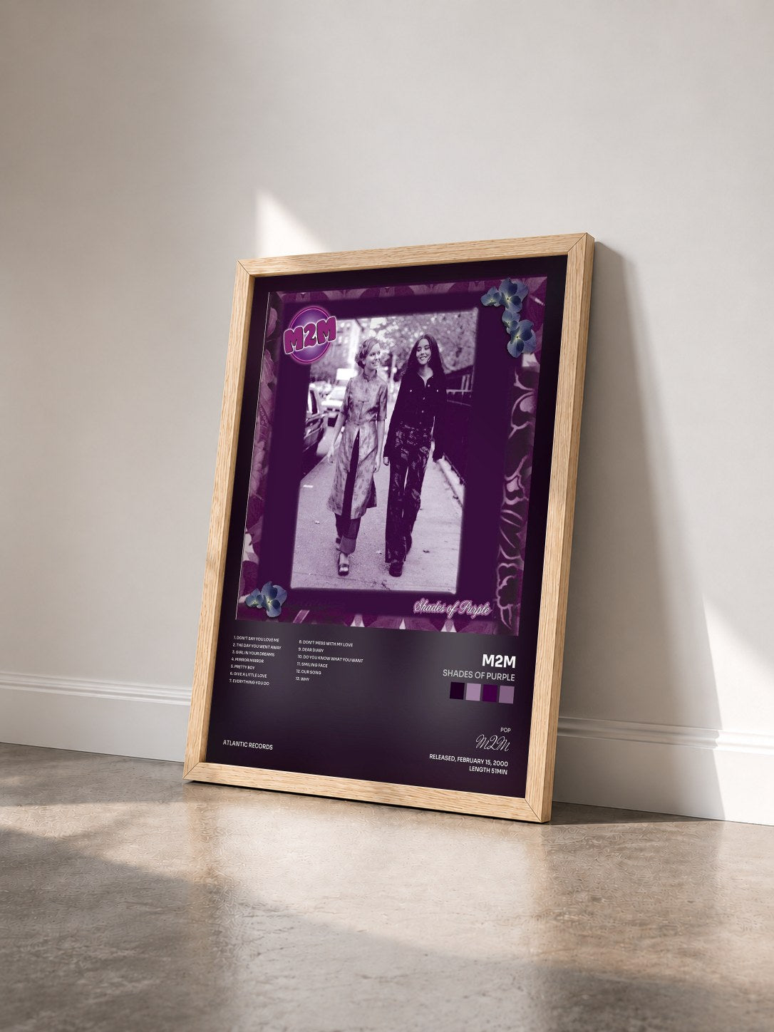 #bois Tableau de l'album Shades of Purple de M2M vu de trois quarts, cadre en bois brut