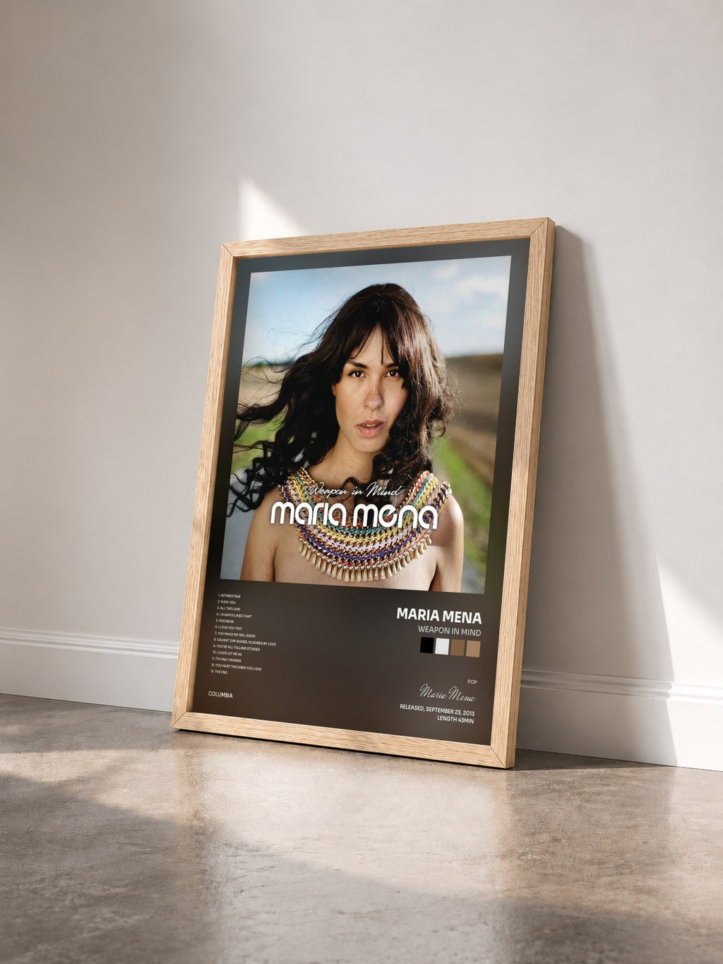 #bois Tableau de l'album Weapon in Mind de Maria Mena vu de trois quarts, cadre en bois brut