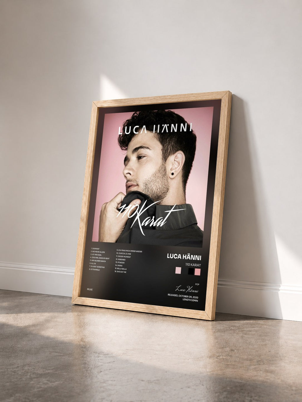 #bois Tableau de l'album 110 Karat de Luca Hänni vu de trois quarts, cadre en bois brut