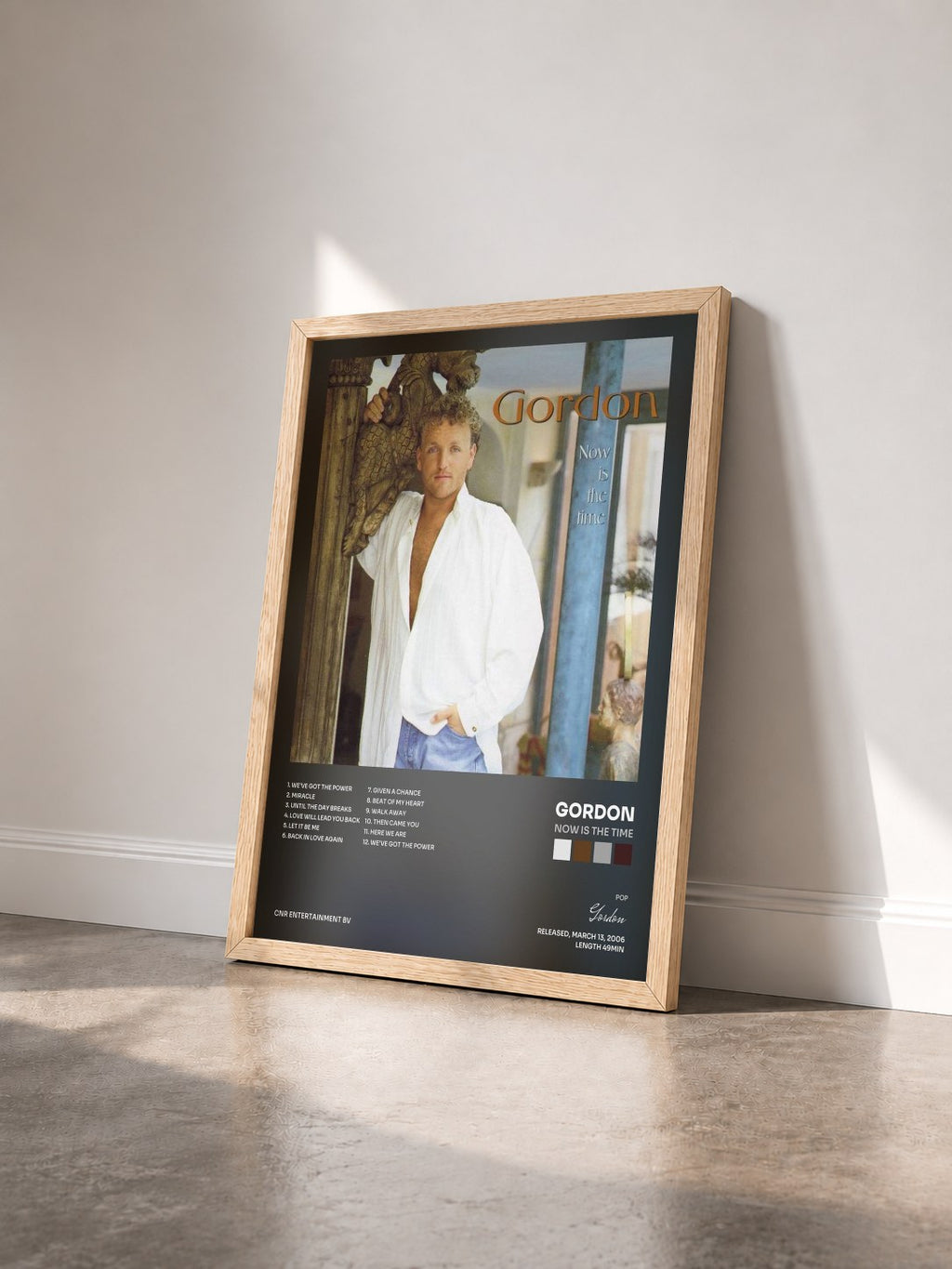 #bois Tableau de l'album Now Is The Time de Gordon vu de trois quarts, cadre en bois brut