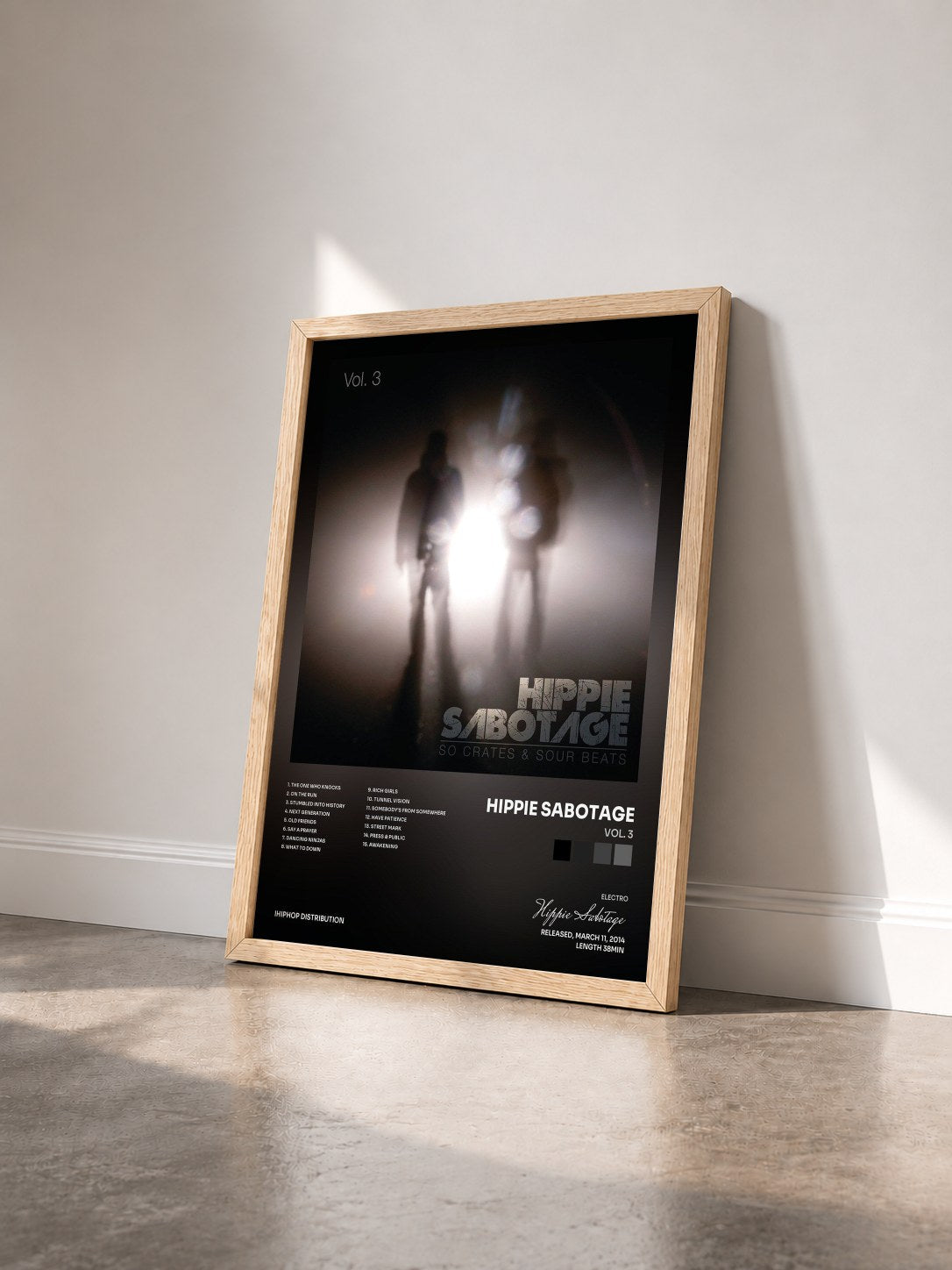 #bois Tableau de l'album Vol. 3 de Hippie Sabotage vu de trois quarts, cadre en bois brut